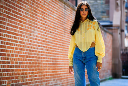 blue denim, denim pants, jeans, sunglasses, trousers, yellow shirt, fashion week, frenchystyle, FW, jonathan paciullo, street style, NYFW, NEW YORK, SPRING SUMMER 2019, SS 19, atmosphere details, horizontal, detail