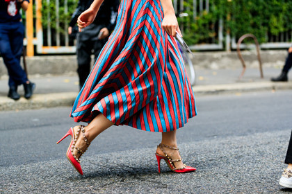 graphic skirt, high heels, leather shoes, printed skirt, red shoes, stripes, studs, valentino, fashion week, frenchystyle, FW, jonathan paciullo, street style, MFW, MILAN, SPRING SUMMER 2019, SS 19, atmosphere details, horizontal, detail