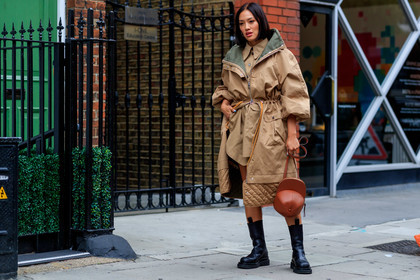 j w anderson bag, beige coat, beige trench coat, oversize trench coat, oversize coat, oversize parka, quilted coat, brown leather bag, black leather boots, chelsea boots, fashion week, frenchystyle, FW, jonathan paciullo, street style, atmosphere details, horizontal, full length
