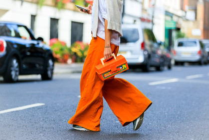denim pants, graphic bag, jeans, leather bag, leather shoes, orange bag, orange pants, printed bag, ruffles, trousers, white shirt, wide pants, fashion week, frenchystyle, FW, jonathan paciullo, street style, LFW, LONDON, SPRING SUMMER 2019, SS 19, atmosphere details, horizontal, detail