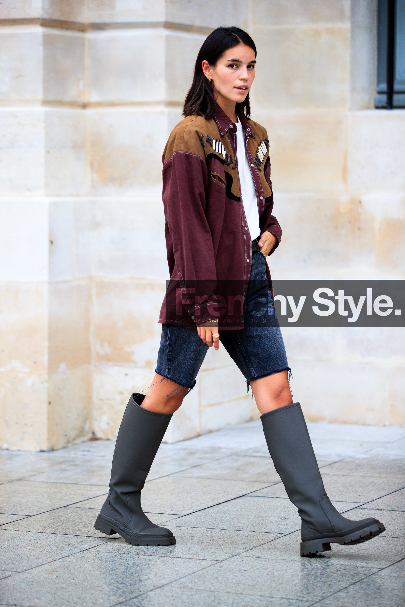 brown shirt, oversize shirt, cowboy look, cowboy shirt, white t-shirt, denim, denim bermuda shorts, used bermuda shorts, high boots, flat boots, kaki leather boots, rain boots, fashion week, frenchystyle, FW, jonathan paciullo, street style, PFW, PARIS, SPRING SUMMER 2021, SS 21, vertical, full length