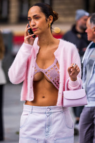 bag, byfar bag, cardigan, croco bag, denim pants, Emna Sellimi, heels, leather bag, lila pants, mini bag, pants, pastel, pink bag, pink cardigan, strass, strassed bra, fashion week, frenchystyle, FW, jonathan paciullo, street style, PFW, PARIS, SPRING SUMMER 2022, SS 22, vertical, atmosphere details