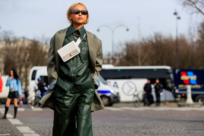 vanessa hong, green leather shirt, green leather pants, kaki jacket, white leather bag, white leather belt, belt bag, crossbody bag, striped bag, small sunglasses, black sunglasses, golden earrings, golden necklace, hoop earrings, big chain necklace, golden bag, green leather bermuda shorts, black suede shoes, sharp end shoes, chanel bag, fashion week, frenchystyle, FW, jonathan paciullo, street style, PFW, PARIS, horizontal, atmosphere details, detail