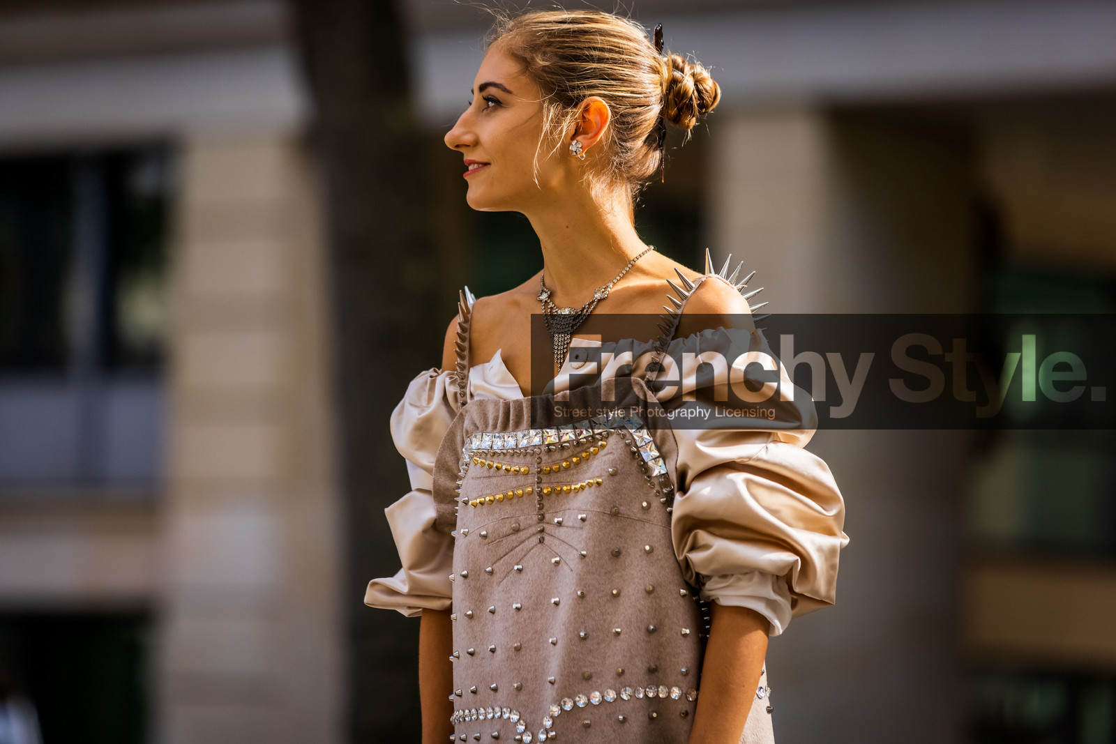 beige dress, dress, Jenny M Walton, necklace, off-shoulder dress, statement dress, strass, studs, fashion week, frenchystyle, FW, jonathan paciullo, street style, PFW, PARIS, SPRING SUMMER 2022, SS 22, horizontal, atmosphere details