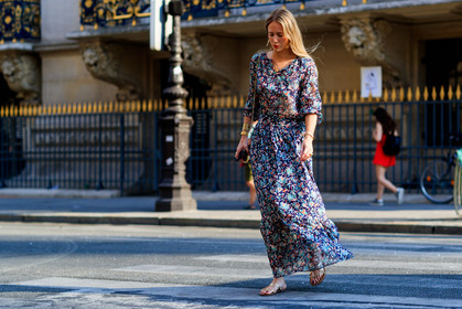 floral, flowers, golden jewelry, golden sandals, graphic dress, leather shoes, multicolor dress, printed dress, fashion week, frenchystyle, FW, jonathan paciullo, street style, PFW, PARIS, atmosphere details, horizontal, full length, AUTUMN WINTER 2018-2019, FALL WINTER 2018-2019, FW 18-19, jennifer neyt