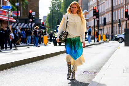 animal print, beige shirt, blanca miro scrimieri, blue skirt, graphic bag, graphic skirt, green bag, high heels, jw anderson, leather bag, leather shoes, printed bag, printed skirt, snake print, white blouse, fashion week, frenchystyle, FW, jonathan paciullo, street style, LFW, LONDON, SPRING SUMMER 2019, SS 19, atmosphere details, horizontal, full length
