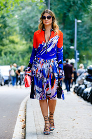 blue dress, fashion week, frenchystyle, full length, FW, high heels, jonathan paciullo, lace up shoes, leather bag, leather shoes, MFW, MILAN, pink bag, printed dress, SPRING SUMMER 2017, SS 17, street style, sunglasses, thassia naves, vertical