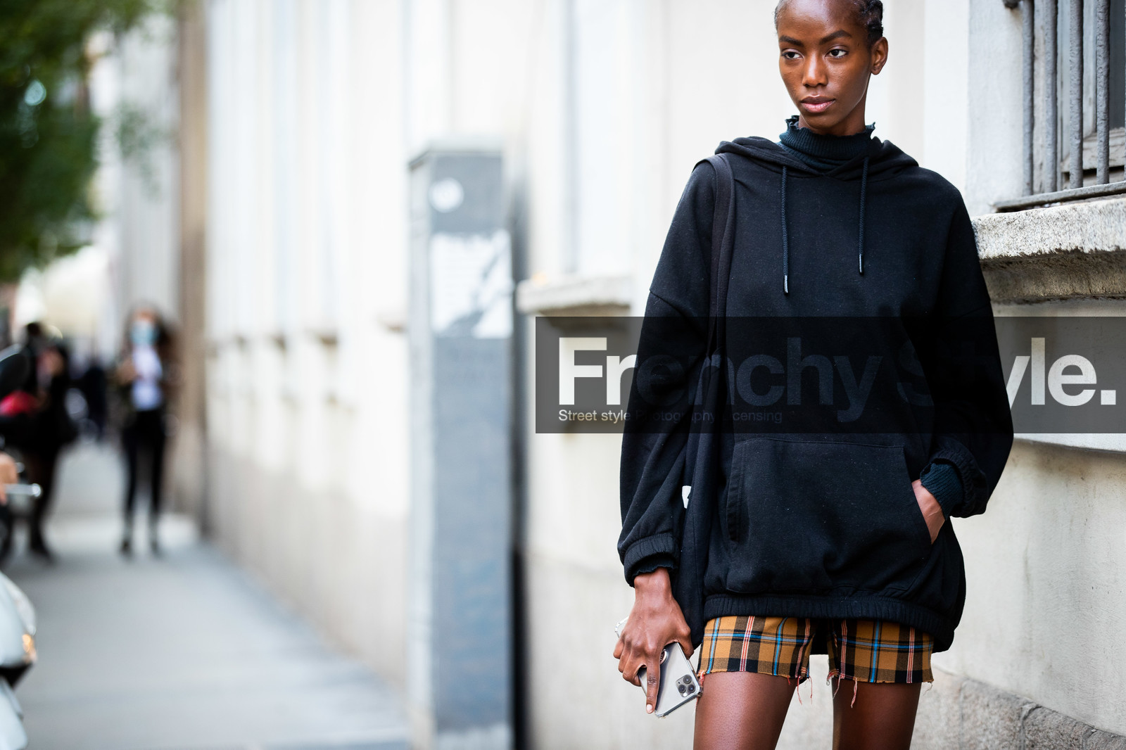black hoodie, black leather boots, checked shorts, camel shorts, beige shorts, used shorts, street style, jonathan paciullo, FW, frenchystyle, fashion week, MFW, MILAN, SPRING SUMMER 2021, SS 21, horizontal, atmosphere details, detail, model