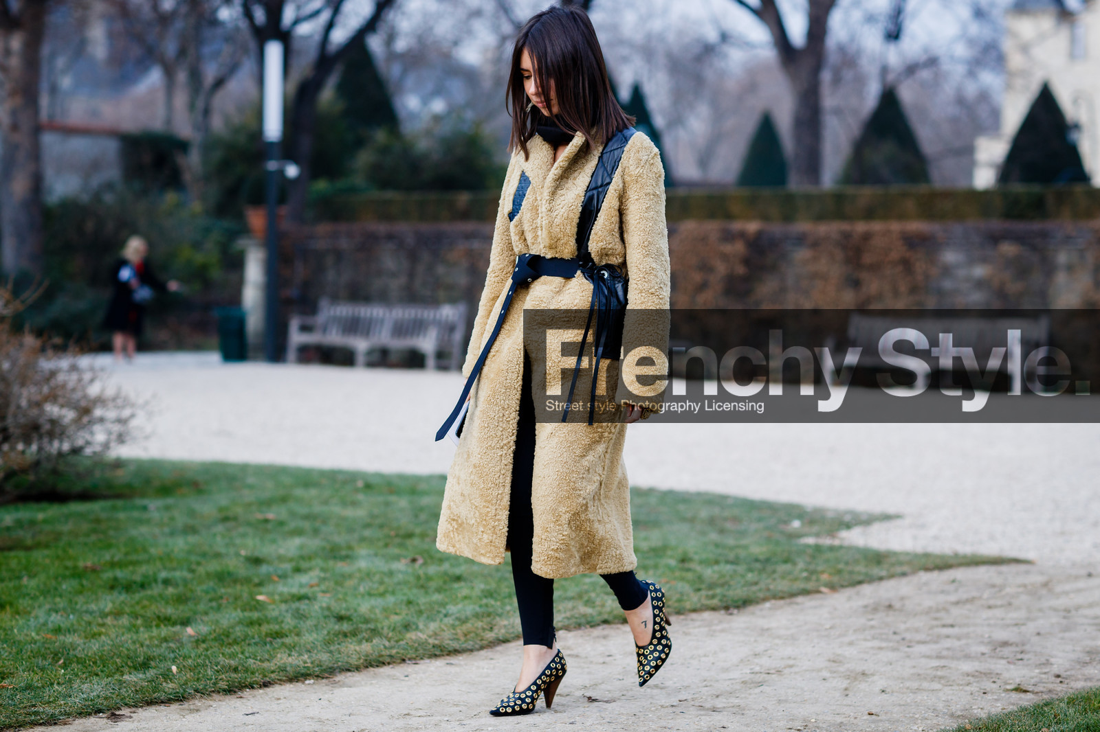 beige coat, beige fur, beige jacket, black belt, black pants, black scarf, black shoes, Fur coat, fur jacket, high heels, leather shoes, studs, trousers, fashion week, frenchystyle, FW, jonathan paciullo, street style, PFW, PARIS, SPRING SUMMER 2017, SS 17, HAUTE COUTURE, atmosphere details, full length, horizontal, natasha goldenberg