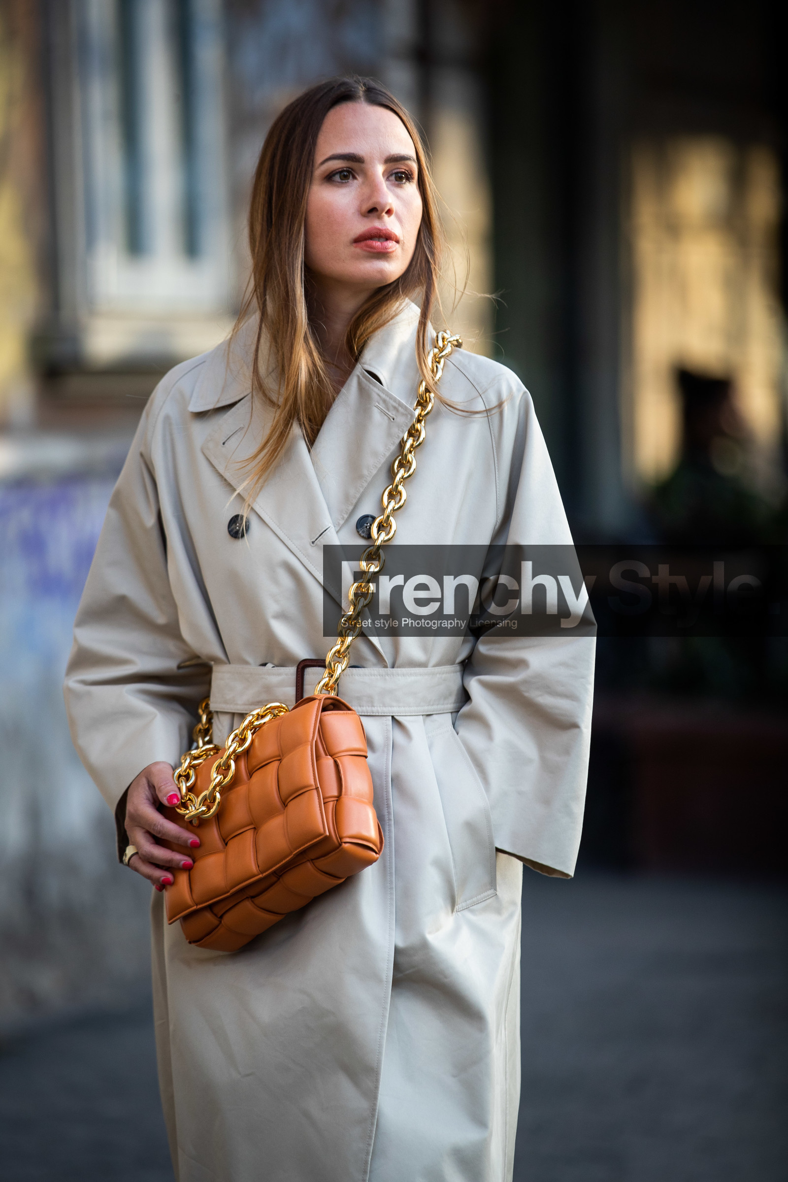 light beige trench coat, orange leather bag, big chain strap bag, golden chain strap bag, crossbody bag, plaited bag, bottega veneta bag, quilted bag, belted trench coat, street style, jonathan paciullo, FW, frenchystyle, fashion week, MFW, MILAN, SPRING SUMMER 2021, SS 21, vertical, detail