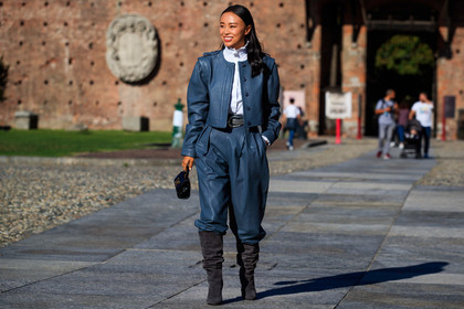 alberta ferretti look, alberta ferretti jacket, alberta ferretti pants, alberta ferretti boots, alberta ferretti top, white shirt, white blouse, high collar, high collar blouse, high collar shirt, ruffle blouse, ruffle collar shirt, ruffle shirt, grey jacket, grey pants, grey leather jacket, grey leather pants, grey boots, suede boots, high boots, high heels boots, carrot pants, belted pants, mini bag, black leather bag, animal skin bag, fashion week, frenchystyle, FW, jonathan paciullo, street style, MFW, MILAN, SPRING SUMMER 2021, SS 21, horizontal, atmosphere details, full length