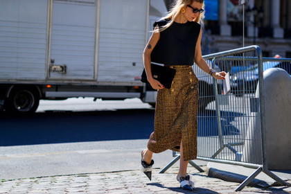 black and white shoes, black bag, black shoes, black top, bronze, brown skirt, graphic skirt, high heels, leather bag, leather shoes, printed skirt, sunglasses, tweed skirt, fashion week, frenchystyle, FW, jonathan paciullo, street style, PFW, PARIS, horizontal, atmosphere details, detail, AUTUMN WINTER 2018-2019, FALL WINTER 2018-2019, FW 18-19, ada kokosar