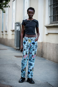 dark grey t-shirt, light blue jeans, printed jeans, graffiti jeans, graffiti denim, cropped top, black leather boots, laced boots, flat boots, polish boots, black polish boots, flare jeans, street style, jonathan paciullo, FW, frenchystyle, fashion week, MFW, MILAN, SPRING SUMMER 2021, SS 21, vertical, full length, model