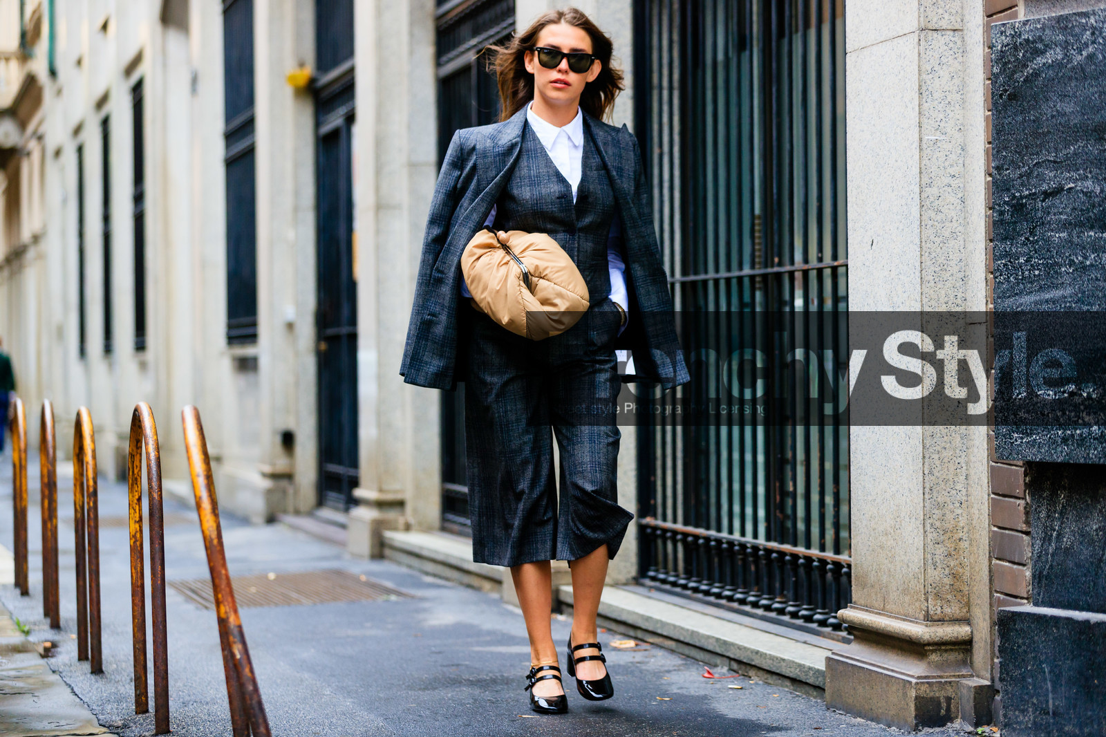 dark grey jacket, dark grey bermuda shorts, checked bermuda shorts, checked jacket, checked suits, dark grey suits, three pieces suits, boyish look, white shirt, sleeveless jacket, light beige leather clutch, rayban sunglasses, polish shoes, kitten heels shoes, mary jane shoes, black polish shoes, black polish sandals, sarah lou falk, street style, jonathan paciullo, FW, frenchystyle, fashion week, MFW, MILAN, SPRING SUMMER 2021, SS 21, horizontal, atmosphere details, full length