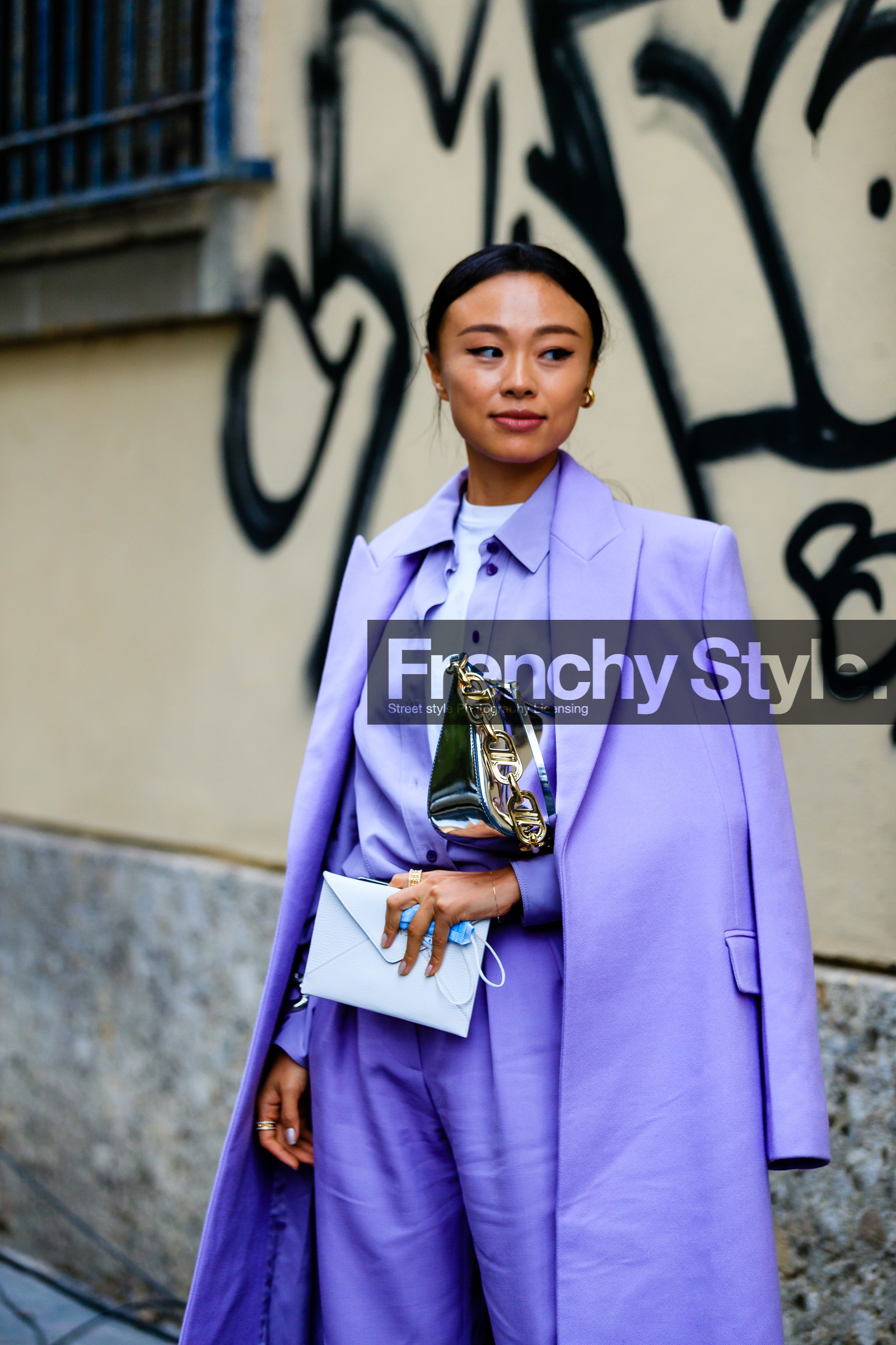 lilac coat, lilac jacket, lilac pants, lilac shirt, lilac total look, purple jacket, purple coat, purple shirt, purple pants, white t-shirt, mirror bag, silvered bag, golden chain strap bag, big chain strap bag, bottega veneta bag, white leather shoes, white leather pumps, white leather clutch, louis vuitton clutch, street style, jonathan paciullo, FW, frenchystyle, fashion week, MFW, MILAN, SPRING SUMMER 2021, SS 21, vertical, detail