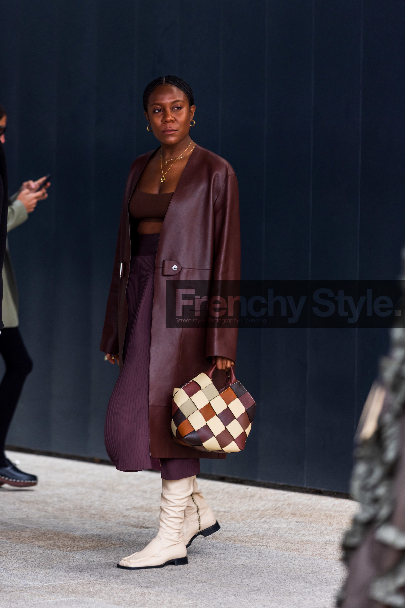 bag, beige boots, boots, bra, brown bag, brown bra, burgundy coat, burgundy skirt, camel bag, coat, Jessica Willis, leather coat, multicolor bag, pleated skirt, skirt, fashion week, frenchystyle, FW, jonathan paciullo, street style, PFW, PARIS, SPRING SUMMER 2022, SS 22, vertical, full length