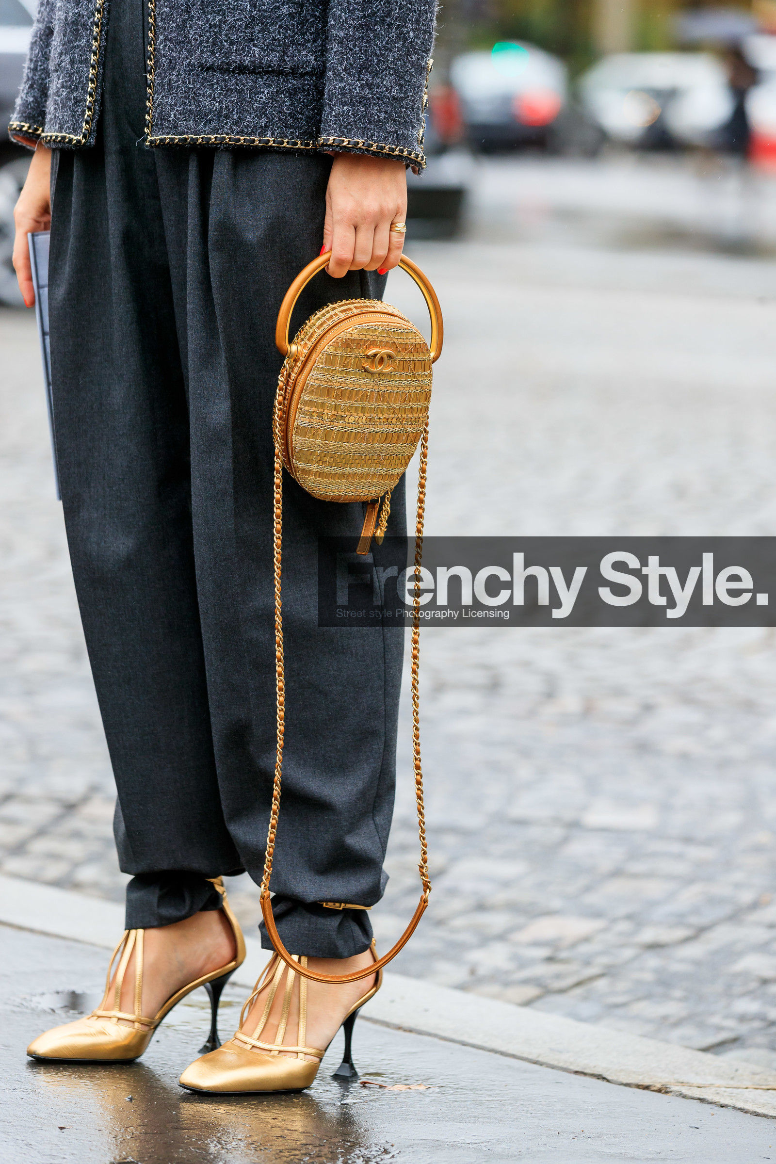 golden bag, golden shoes, golden strap bag, chain strap bag, hand bag, round shape bag, box bag, sequins bag, plaited bag, embroidered bag, high heels shoes, openwork shoes, sharp end shoes, dark grey pants, carrot pants, loose pants, dark grey jacket, tweed jacket, chanel total look, chanel shoes, PARIS, PFW, SPRING SUMMER 2020, SS 20, fashion week, frenchystyle, FW, jonathan paciullo, street style, vertical, atmosphere details, detail
