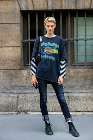 model, black t-shirt, black leather boots, black bag, printed t-shirt, letter printed t-shirt, punk style, long sleeves t-shirt, striped t-shirt, white t-shirt, blue jeans, studs strap bag, shoulder bag, doc marteens shoes, flat boots, laced boots, tight jeans, PARIS, PFW, SPRING SUMMER 2020, SS 20, fashion week, frenchystyle, FW, jonathan paciullo, street style, vertical, full length