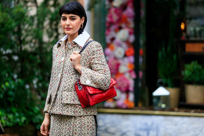 maria bernad, light beige jacket, light beige skirt, tweed jacket, tweed skirt, red leather bag, silvered chain strap bag, shoulder bag, golden earrings, round shape earrings, light yellow jacket, light yellow skirt, fashion week, frenchystyle, FW, jonathan paciullo, street style, PFW, PARIS, horizontal, atmosphere details, detail