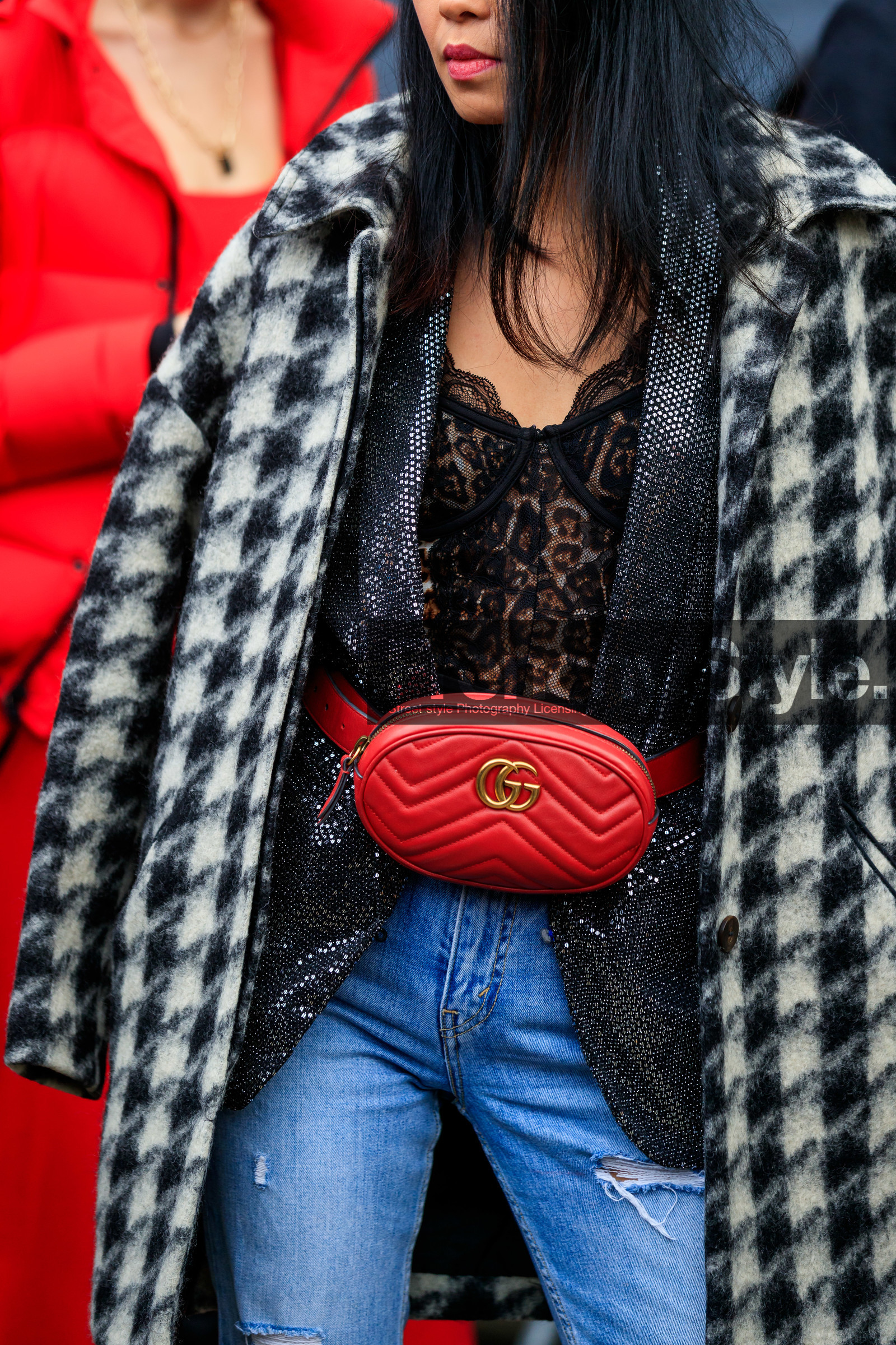 houndstooth printed coat, black coat, white coat, checked coat, lace bra, lace top, corset top, leopard printed top, black bra, black top, lurex jacket, sequins jacket, silvered jacket, red leather bag, red leather belt, belt bag, quilted bag, quilted belt, gucci bag, gucci belt, fashion week, frenchystyle, FW, jonathan paciullo, street style, AUTUMN WINTER 2020-2021, FALL WINTER 2020-2021, FW 20-21, vertical, atmosphere details, detail, NYFW, NEW YORK