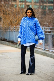 blue knitted pull, knitted jumped, crossbody chanel bag, blue shirt, black pants, silver earrings, oversized jumper, details, shiny pants, sparkling pants, street style, jonathan paciullo, FW, frenchystyle, fashion week, NYFW, NEW YORK, AUTUMN WINTER 2022-2023, FALL WINTER 2022_2023, FW 22-23, vertical, full length