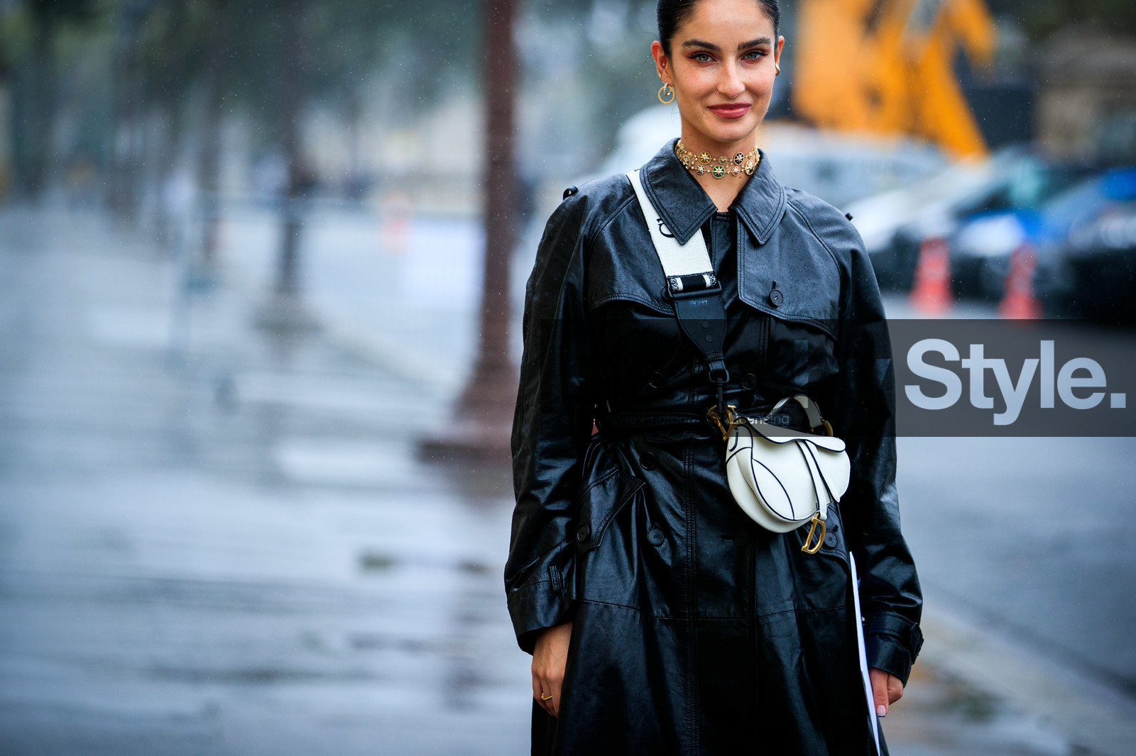 fiona zanetti, dior bag, dior strap bag, dior saddle bag, black leather jacket, belted jacket, long jacket, white leather bag, crossbody bag, dior necklace, multi necklace, multi chocker, chocker, choker necklace, green necklace, diamond necklace, round shape earrings, hoop earrings, fashion week, frenchystyle, FW, jonathan paciullo, street style, PFW, PARIS, SPRING SUMMER 2021, SS 21, horizontal, atmosphere details, detail