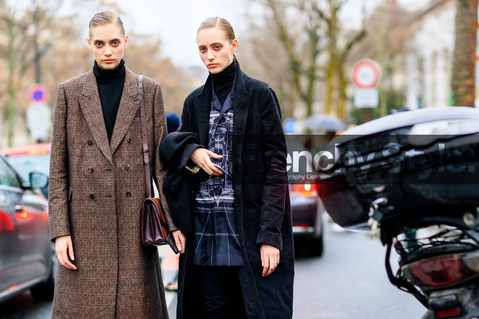 atmosphere details, AUTUMN WINTER 2017-2018, AW 17-18, black coat, black shirt, brown bag, brown coat, detail, FALL WINTER 2017-2018, fashion week, frenchystyle, FW, FW 17-18, horizontal, jonathan paciullo, lia pavlova, model, odette pavlova, PARIS, PFW, printed shirt, street style