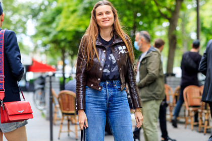 brown jacket, courreges jacket, vinyl jacket, blue jeans, denim, black t-shirt, printed t-shirt, golden bracelet, golden ring, multi bracelet, eugenie trochu, fashion week, frenchystyle, FW, jonathan paciullo, street style, PFW, PARIS, AUTUMN WINTER 2021-2022, FALL WINTER 2021-2022, FW 21-22, atmosphere details, horizontal, detail