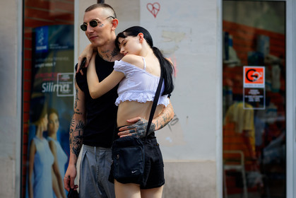 black bag, black denim, black t shirt, crop top, denim shorts, grey pants, leather bag, nike, sunglasses, tattoos, trousers, white top, PFW, fashion week, frenchystyle, FW, jonathan paciullo, street style, PARIS, horizontal, atmosphere details, detail, model, AUTUMN WINTER 2018-2019, FALL WINTER 2018-2019, FW 18-19