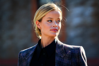 close up detail, make up details, checked coat, burgundy coat, frida aasen, fashion week, frenchystyle, FW, jonathan paciullo, street style, MFW, MILAN, SPRING SUMMER 2021, SS 21, horizontal, atmosphere details, detail, model