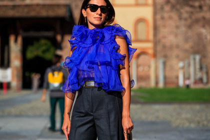 purple blouse, blue blouse, sleeveless blouse, ruffle blouse, grey pants, oversize pants, belted pants, rayban sunglasses, alberta ferretti top, fashion week, frenchystyle, FW, jonathan paciullo, street style, MFW, MILAN, SPRING SUMMER 2021, SS 21, horizontal, atmosphere details, detail