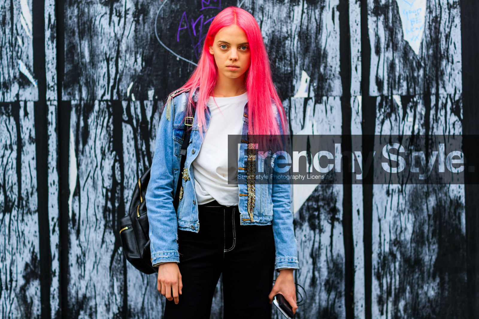 backpack, black bag, black pants, dyed hair, leather bag, model, pink hair, trousers, white t shirt, fashion week, frenchystyle, FW, jonathan paciullo, street style, LFW, LONDON, SPRING SUMMER 2019, SS 19, atmosphere details, horizontal, detail