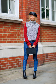 beret, black bag, black hat, black shoes, blue denim, denim pants, fashion week, frenchystyle, full length, FW, grey sweater, high heels, jeans, jonathan paciullo, leather bag, leather shoes, LFW, LONDON, roberta benteler, SPRING SUMMER 2018, SS 18, street style, trousers, vertical