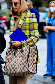 green jacket, checked jacket, beige pullover, beige pants, hoodie, camel pants, camel pullover, camel hoodie, beige hoodie, beige bag, shopping bag, monogrammed bag, gucci bag, hand bag, round shape sunglasses, gabriella berdugo, street style, jonathan paciullo, FW, frenchystyle, fashion week, MFW, MILAN, SPRING SUMMER 2021, SS 21, vertical, detail