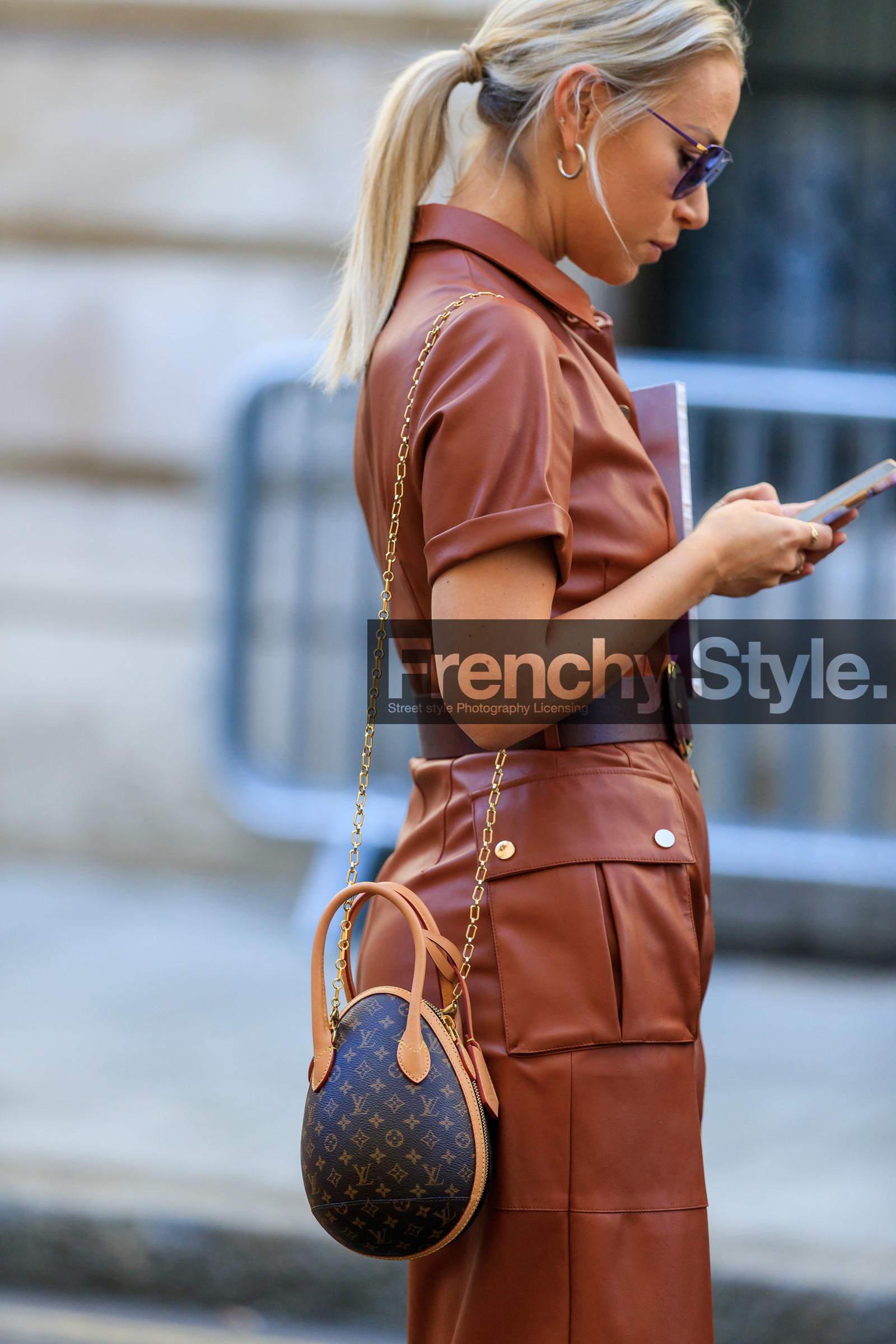 brown leather dress, short sleeves dress, belted dress, brown leather belt, mid long dress, button dress, safari dress, louis vuitton bag, monogrammed bag, golden chain strap bag, round shape bag, purple sunglasses, aviator sunglasses, gucci sunglasses, fashion week, frenchystyle, FW, jonathan paciullo, street style, vertical, detail, atmosphere details