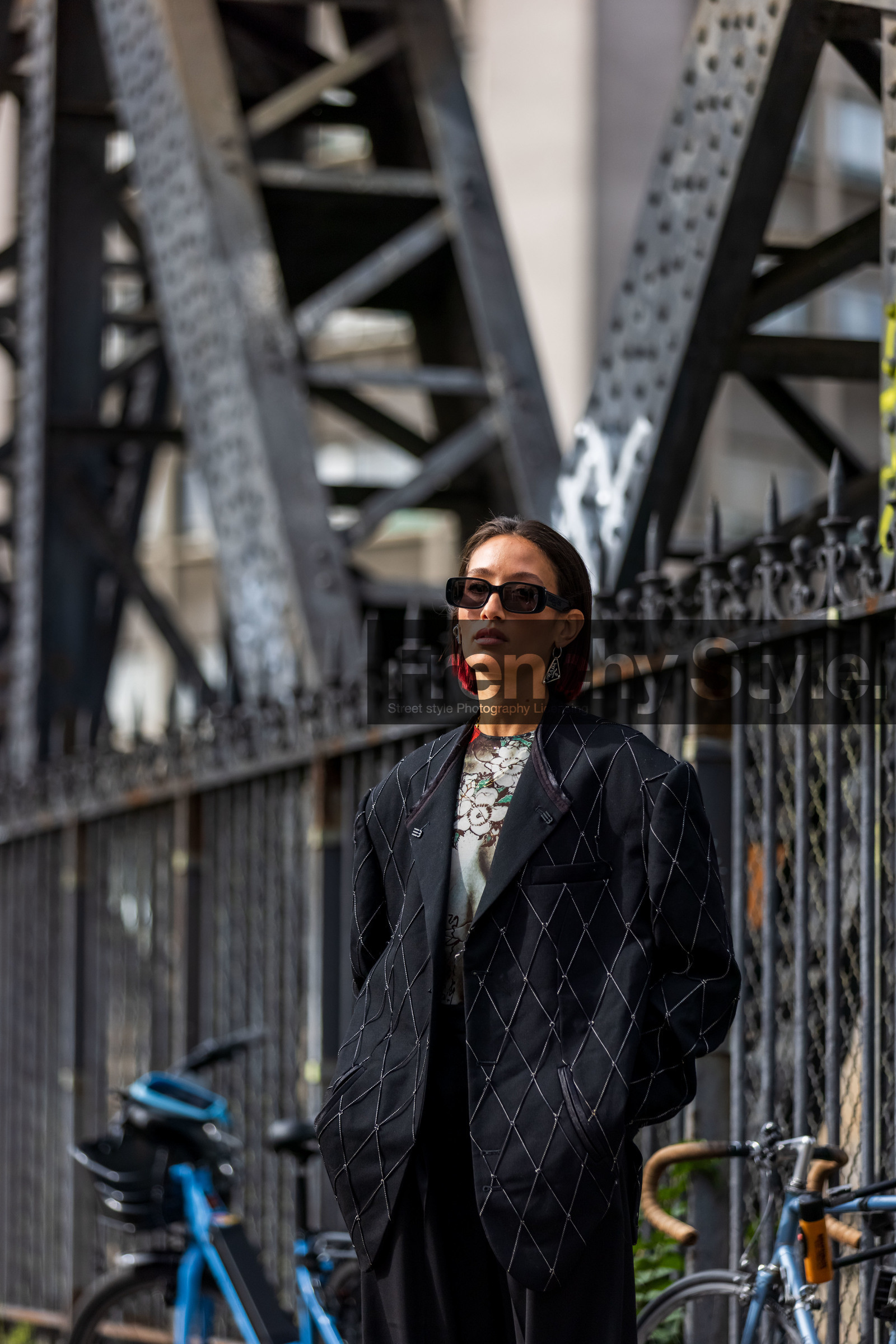 bag, black sunglasses, crossbody bag, dress, earrings, fluffly bag, gold bracelet, gold earrings, Julie Sergent Ferreri, khaki dress, longchamp bag, ring, strap, sunglasses, watch, fashion week, frenchystyle, FW, jonathan paciullo, street style, PFW, PARIS, SPRING SUMMER 2022, SS 22, vertical, atmosphere details