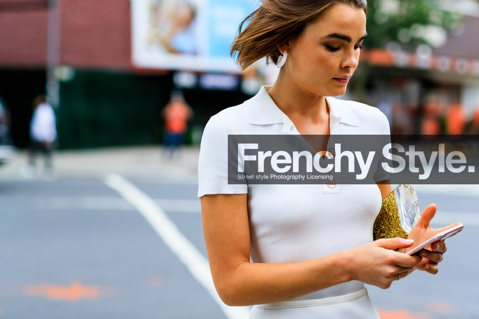 bambi northwood blyth, Bambi Northwood-Blyth, golden clutch, white knit, white polo, model, street style, jonathan paciullo, FW, frenchystyle, fashion week, NYFW, NEW YORK, SPRING SUMMER 2019, SS 19, atmosphere details, horizontal, detail