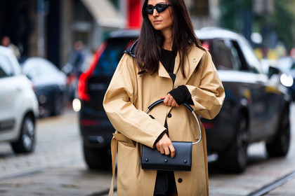 light beige trench coat, futurist shape sunglasses, black sunglasses, black leather bag, prada sunglasses, stee bag, round shape bag, hand bag, ilenia toma, street style, jonathan paciullo, FW, frenchystyle, fashion week, MFW, MILAN, SPRING SUMMER 2021, SS 21, horizontal, atmosphere details, detail
