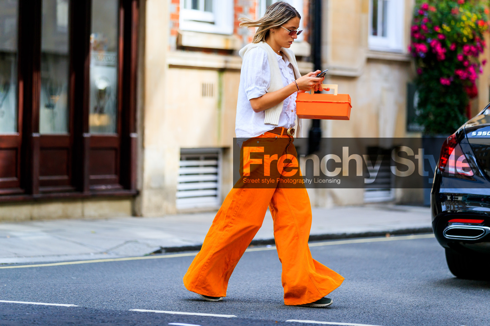 denim pants, jeans, leather bag, orange bag, orange pants, ruffles, sunglasses, trousers, white shirt, wide pants, fashion week, frenchystyle, FW, jonathan paciullo, street style, LFW, LONDON, SPRING SUMMER 2019, SS 19, atmosphere details, horizontal, full length
