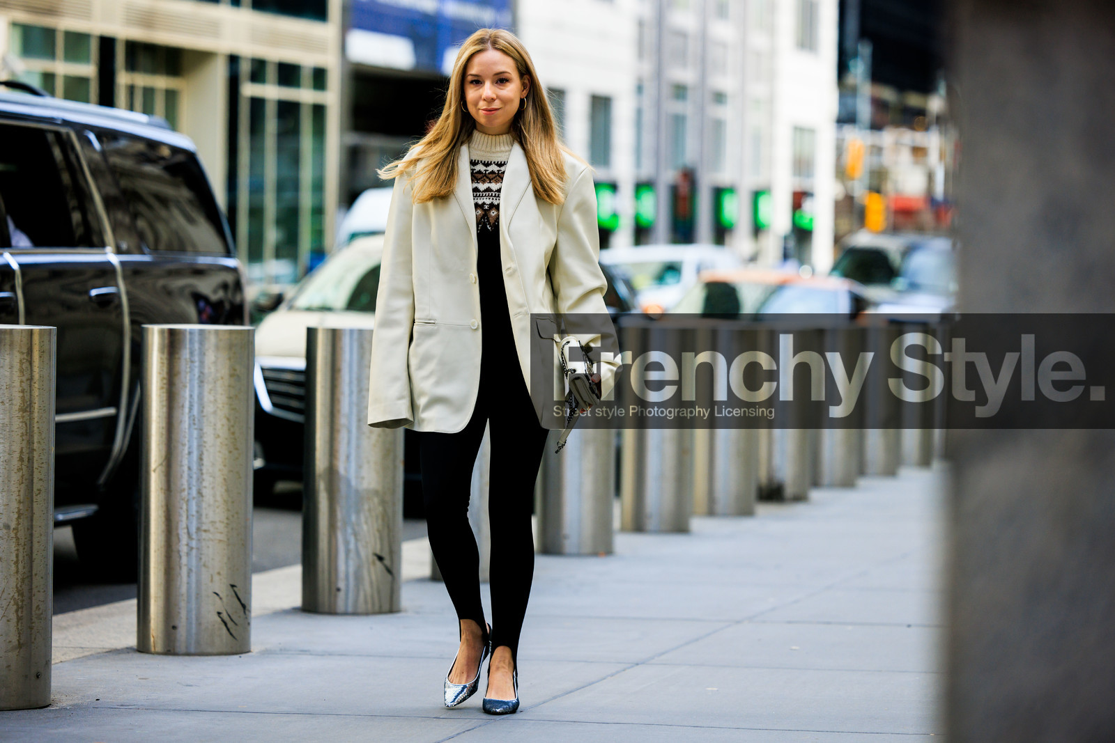oversized beige blazer, black leggings, silver sequins stilettos, printed knit top, caroline grosso, fashion week, frenchystyle, FW, jonathan paciullo, street style, NYFW, NEW YORK, AUTUMN WINTER 2022-2023, FALL WINTER 2022_2023, FW 22-23, atmosphere details, horizontal, full length