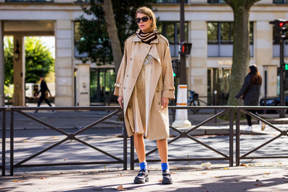 beige dress, beige scarf, beige trenchcoat, black loafers, black mocassins, black sunglasses, blue socks, brown scarf, crochet, crochet scarf, dress, loafers, mocassins, Monica de la Villardière, scarf, socks, sunglasses, trenchcoat, fashion week, frenchystyle, FW, jonathan paciullo, street style, PFW, PARIS, SPRING SUMMER 2022, SS 22, horizontal, atmosphere details, full length