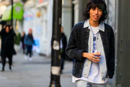 black jacket, printed t shirt, rings, white jacket, white t shirt, fashion week, frenchystyle, FW, jonathan paciullo, street style, LFW, LONDON, AUTUMN WINTER 2019-2020, AW 19-20, FW 19-20, FALL WINTER 2019-2020, horizontal, atmosphere details, detail