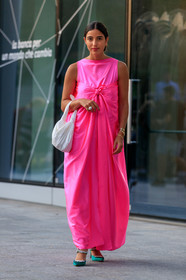 bettina looney, pink dress, long dress, sleeveless dress, knoted dress, loose dress, bottega veneta bag, white bag, satin bag, multi rings, white ring, golden rings, green shoes, strassed shoes, satin shoes, fashion week, frenchystyle, FW, jonathan paciullo, street style, MFW, MILAN, SPRING SUMMER 2020, SS 20