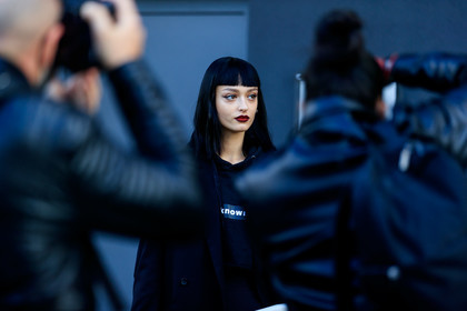 close up detail, make up, make up details, black eyeliner, red lipstick, burgundy lipstick, hair details, street style, jonathan paciullo, FW, frenchystyle, fashion week, MFW, MILAN, SPRING SUMMER 2021, SS 21, horizontal, atmosphere details, detail, model