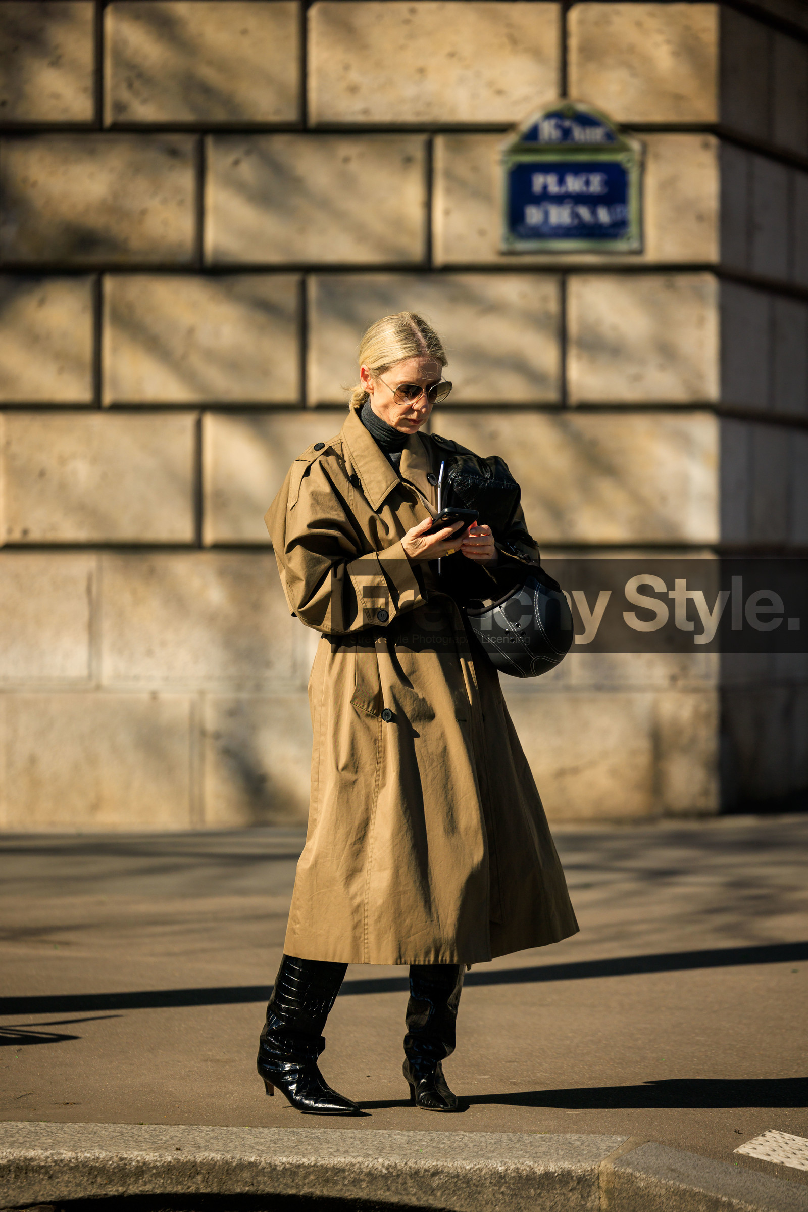 classic trench, beige trench, black boots, leather boots, sunglasses, croco boots, kaki helmet, suzanne koller, FW 22-23, FALL WINTER 2022_2023, AUTUMN WINTER 2022-2023, fashion week, frenchystyle, FW, jonathan paciullo, street style, PFW, PARIS, full length, vertical