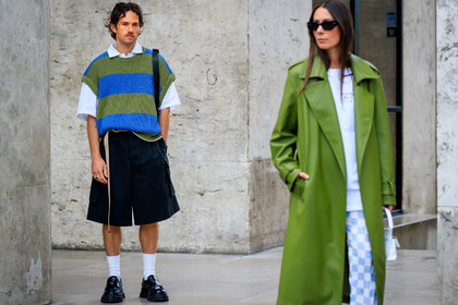 green leather coat, white t-shirt, white leather bag, mini bag, hand bag, letter printed bag, long coat, oversize coat, oversize t-shirt, checked pants, white pants, light blue pants, flare pants, silk pants, blue pants, bicolor pants, alice barbier, striped pullover, oversize pullover, green pullover, blue pullover, short sleeves pullover, sleeveless pullover, white polo shirt, black bermuda shorts, loose shorts, white socks, black leather loafers, prada shoes, prada loafers, JS roques, fashion week, frenchystyle, FW, jonathan paciullo, street style, PFW, PARIS, SPRING SUMMER 2022, SS 22, horizontal, atmosphere details, detail