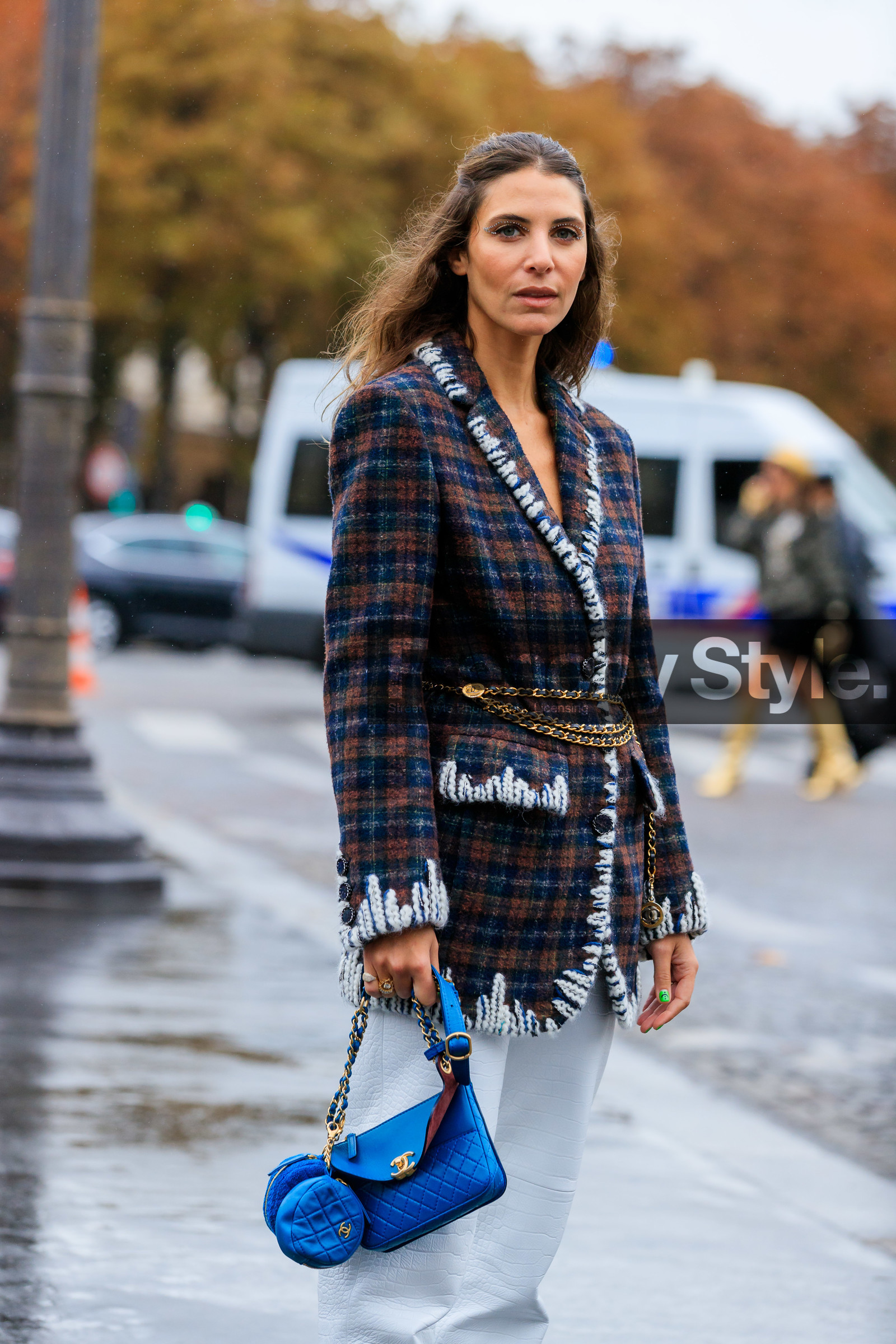 jen wonders, chanel bag, chanel jacket, chanel belt, blue leather bag, quilted bag, hand bag, round shape bag, mini bag, white leather pants, animal skin pants, brown jacket, checked jacket, tweed jacket, woolen jacket, embroidered jacket, golden belt, chain belt, chain strap bag, strassed make up, silvered eyeliner, make up, make up details, belted jacket, chanel total look, PARIS, PFW, SPRING SUMMER 2020, SS 20, fashion week, frenchystyle, FW, jonathan paciullo, street style, vertical, atmosphere details, detail