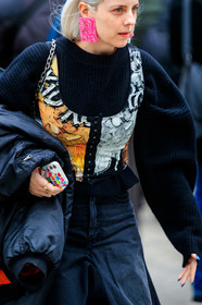 pink earrings, square shape earrings, big earrings, balenciaga earrings, black pullover, black skirt, black jeans, balloon sleeves, corset top, sleeveless top, cropped top, orange top, white top, printed top, denim, denim skirt, close up detail, fashion week, frenchystyle, FW, jonathan paciullo, street style, PFW, PARIS, vertical, atmosphere details, detail