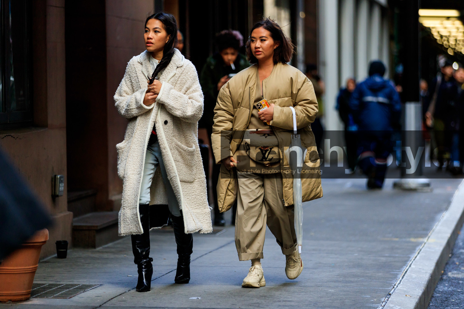 fur boots, white coat, white shirt, light blue jeans, fur bag, fur belt, beige bag, beige belt, monogrammed belt, louis vuitton bag, louis vuitton belt, belt bag, beige coat, down jacket, beige jacket, beige pants, gucci sneakers, white sneakers, loose pants, cropped pants, fashion week, frenchystyle, FW, jonathan paciullo, street style, AUTUMN WINTER 2020-2021, FALL WINTER 2020-2021, FW 20-21, horizontal, atmosphere details, full length, NYFW, NEW YORK