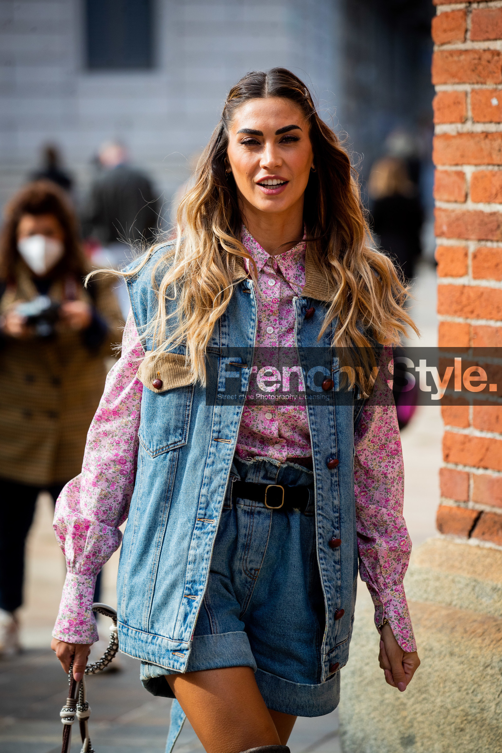denim, denim jacket, denim shorts, denim total look, light blue jacket, light blue shorts, loose shorts, loose jacket, sleeveless jacket, pink shirt, floral printed shirt, liberty printed shirt, high waist shorts, belted shorts, suede bag, suede boots, black bag, black boots, used shorts, philosophy jacket, philosophy, shorts, philosophy look, philosophy shirt, street style, jonathan paciullo, FW, frenchystyle, fashion week, MFW, MILAN, SPRING SUMMER 2021, SS 21, vertical, detail